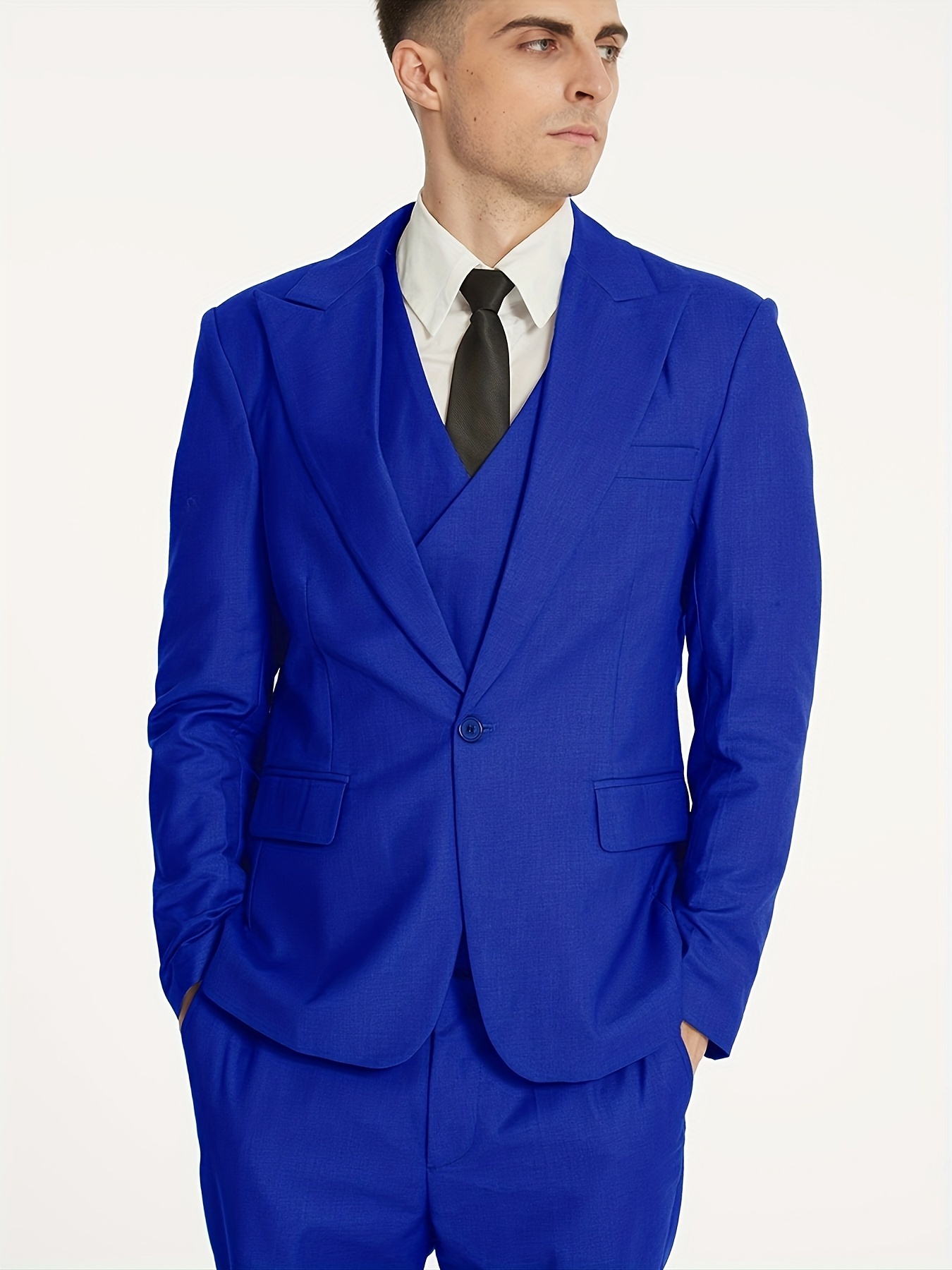 Ensemble trois pièces homme bleu, comprenant une veste de costume, un gilet  et un pantalon de