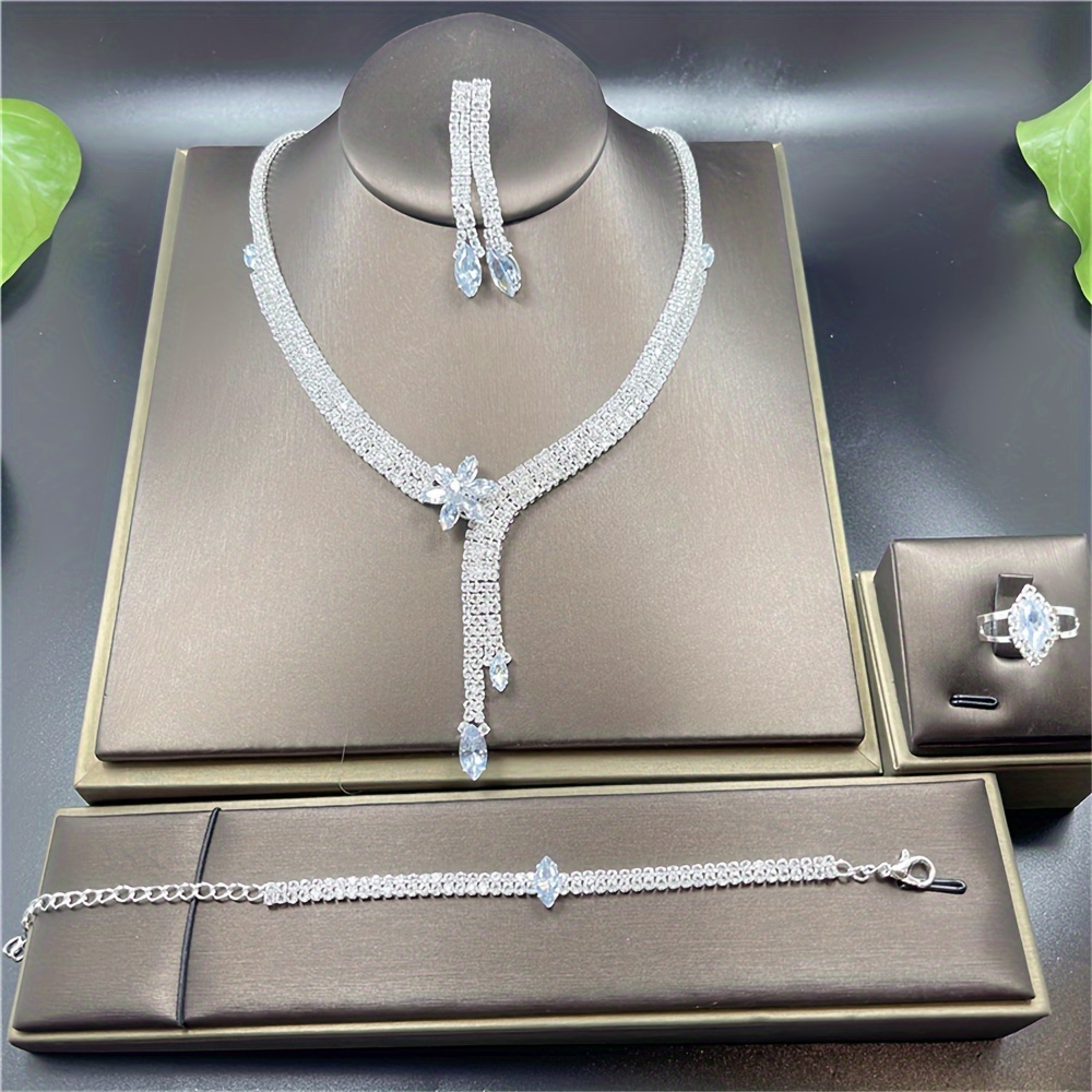 

Luxurious And Romantic Jewelry Set With A Fashionable And Necklace, Earrings, Bracelet, And Ring, Extravagant Banquet Parties.