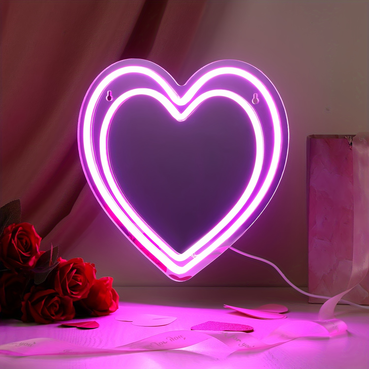 Lampe acrylique en forme de cœur, cœur et roses y sont gravés