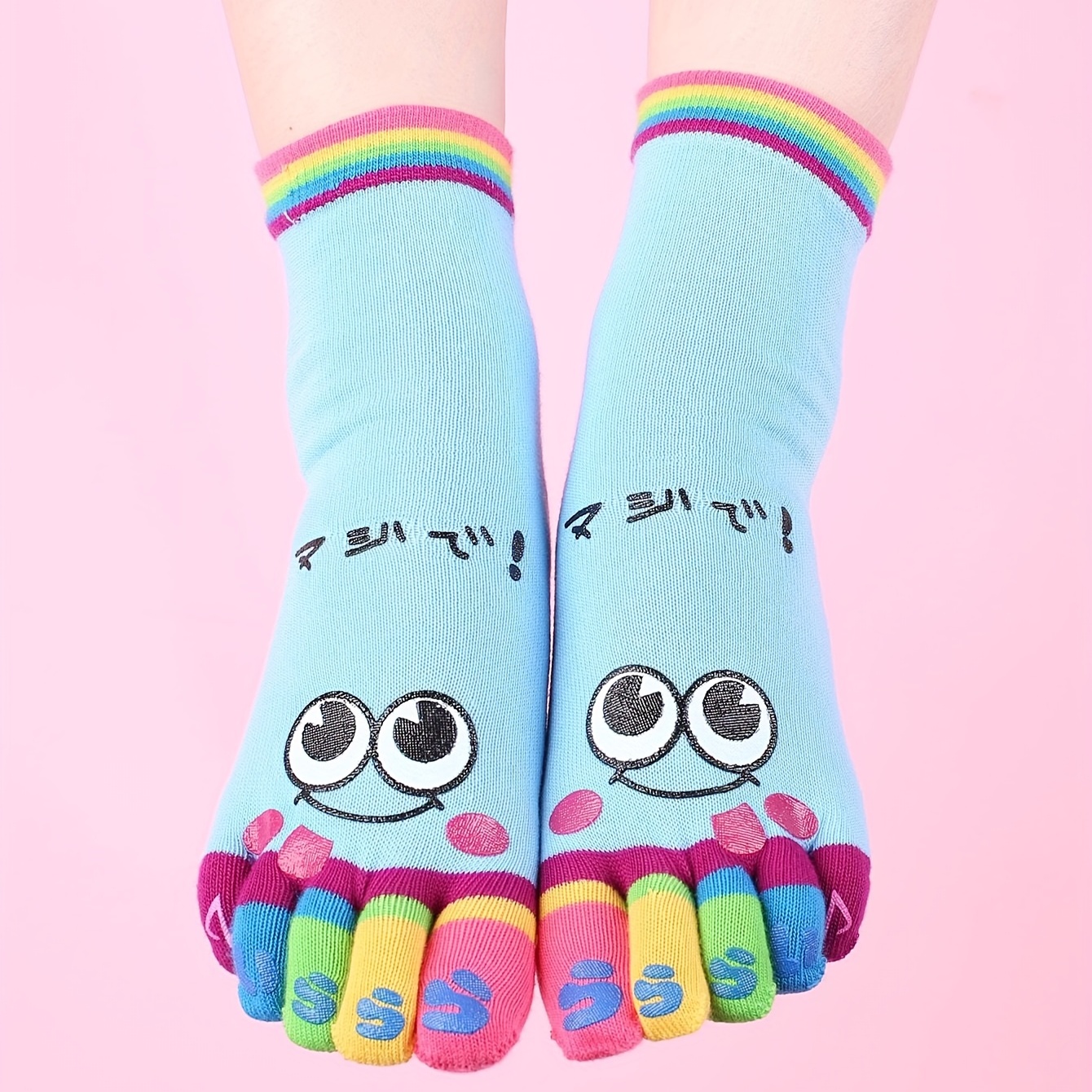 Coloridas calcetines de cinco dedos con Foto de stock 1715092984