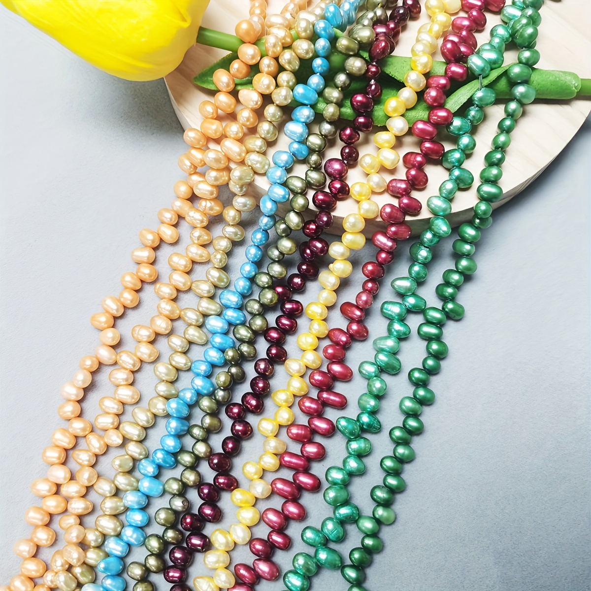 Collar de perlas de agua dulce con abalorios multicolor.