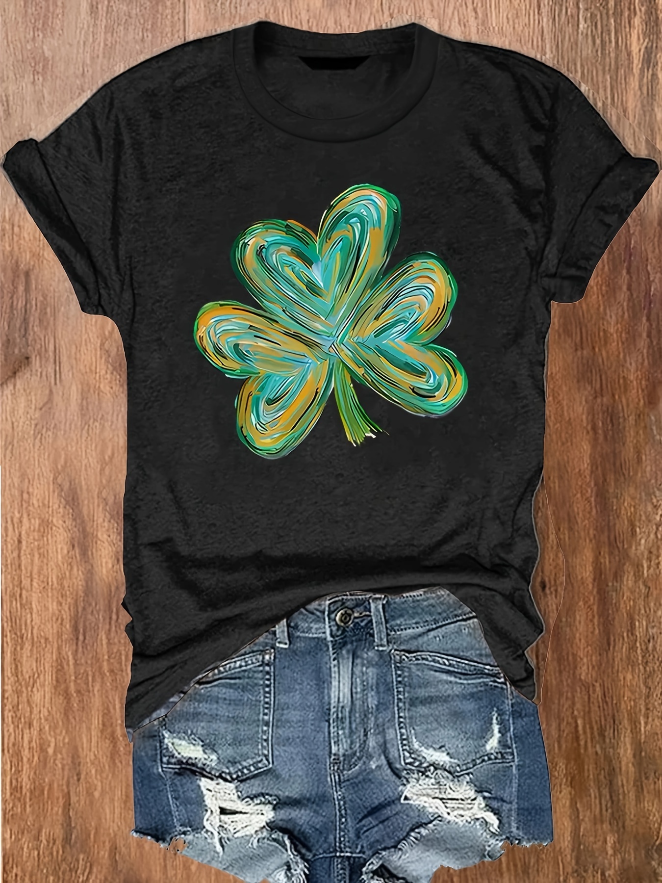 Instant Message - Negative Space Shamrock - Women's Short Sleeve Graphic  T-Shirt - Size Small at  Women's Clothing store