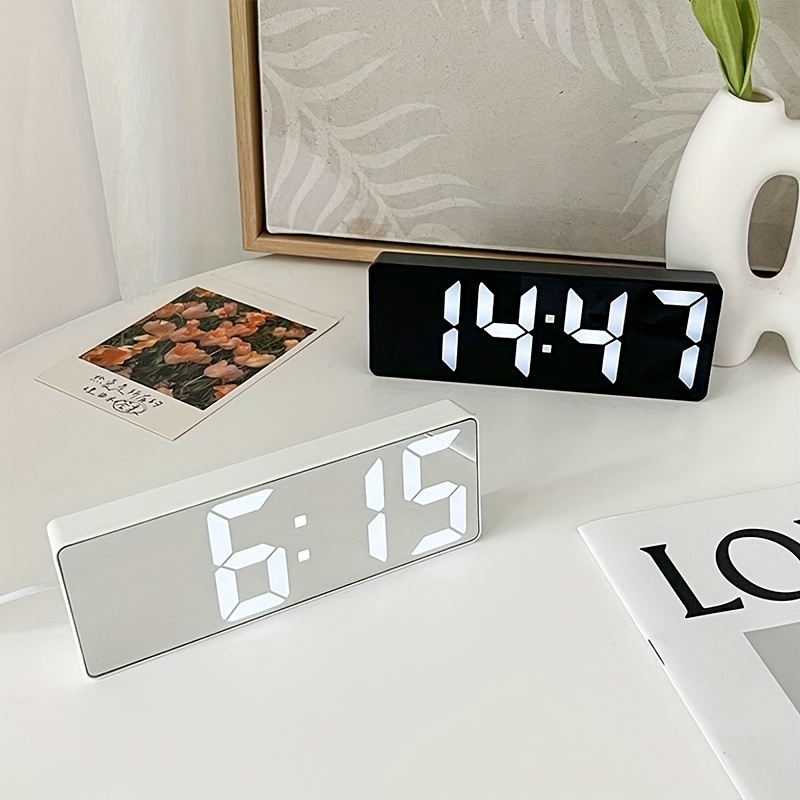Mini reloj despertador digital LED de 3 pulgadas de tamaño pequeño, 7 luces  coloridas para decoración de dormitorio con temperatura, fecha, decoración