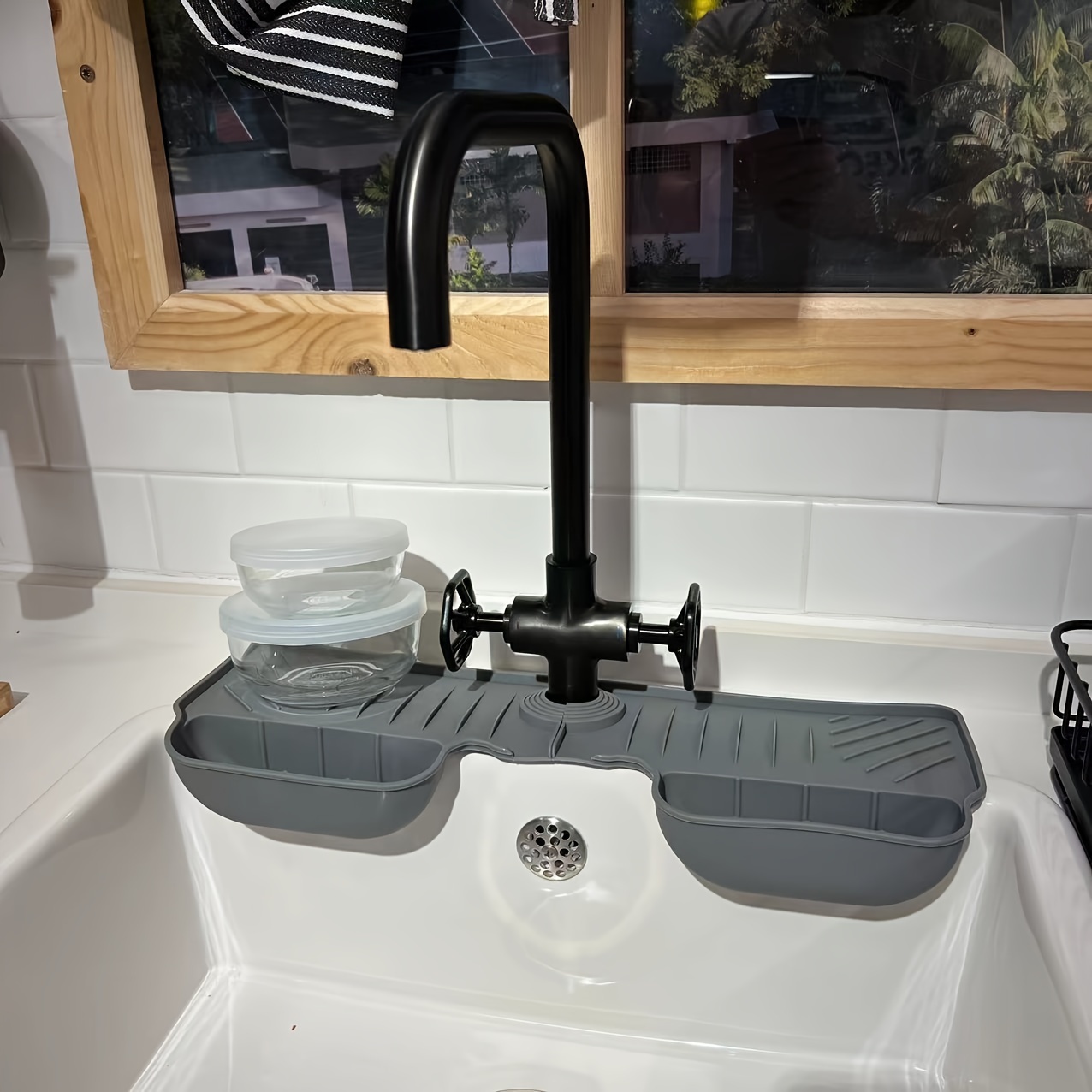 1PC Random Color Kitchen Sink Splash Guard ,Dish Soap Dispenser and Sponge  Holder Mat Behind Faucet, Kitchen Guard Gadgets Sink Accessories for Kitchen  Counter and Bathroom