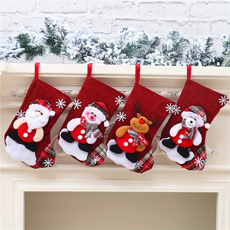 Medias navideñas 3d en calcetines de color de cuerda render calcetines de  tela navideña con bastón de caramelo muñeco de nieve hombre de jengibre  colgando decoraciones navideñas celebración navideña de año nuevo