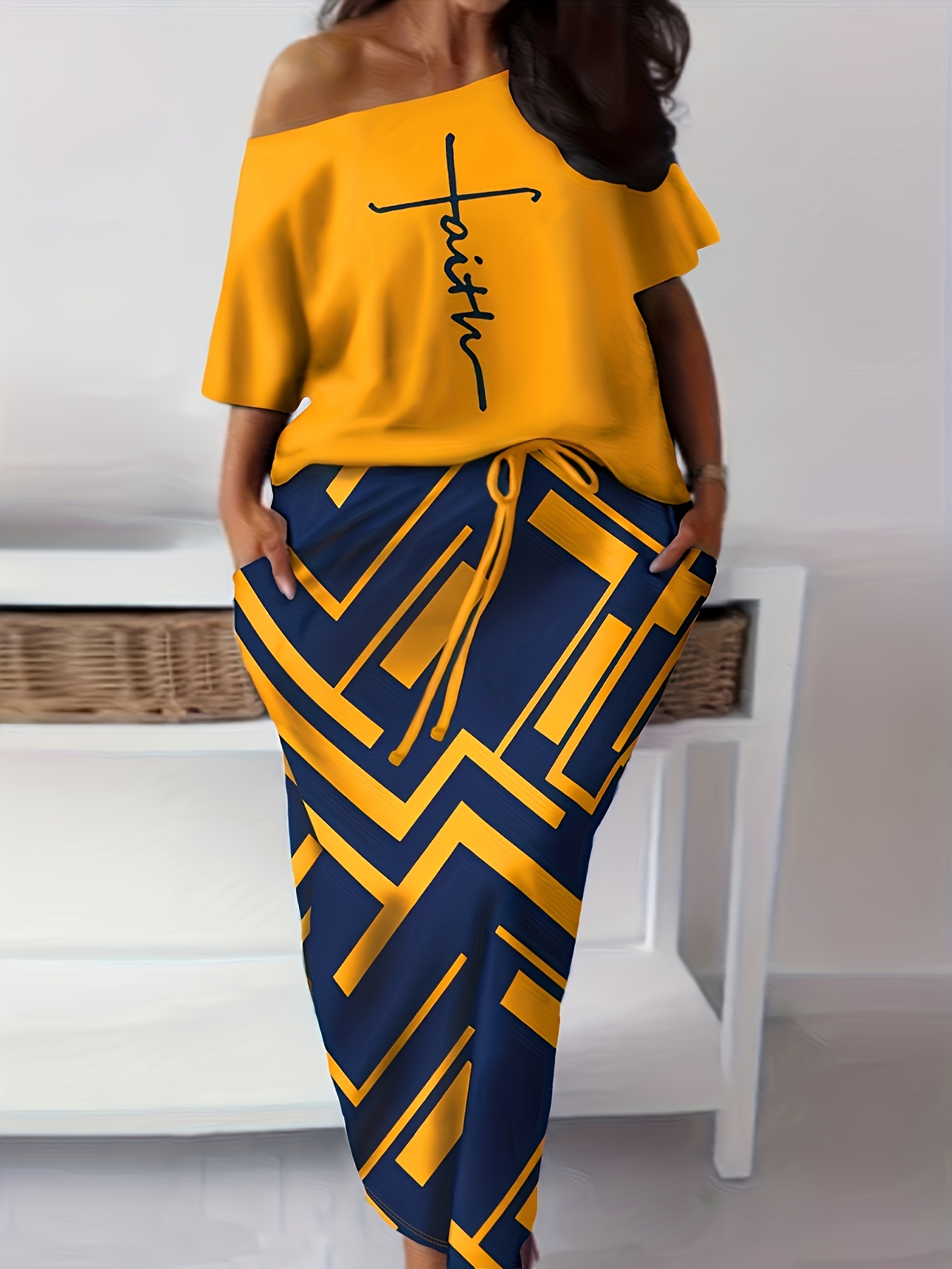 Falda corta en patrón de camuflaje amarillo y negro, minifalda con