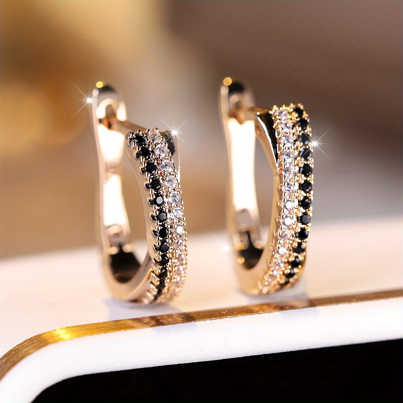 

A Pair Of Elegant Synthetic Zirconia Earrings Suitable For Wearing During Christmas.