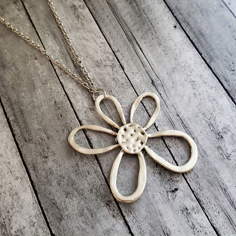 

Vintage Simple Style Hollow Flower Pendant Necklace Personality Ladies Necklace Party Gift