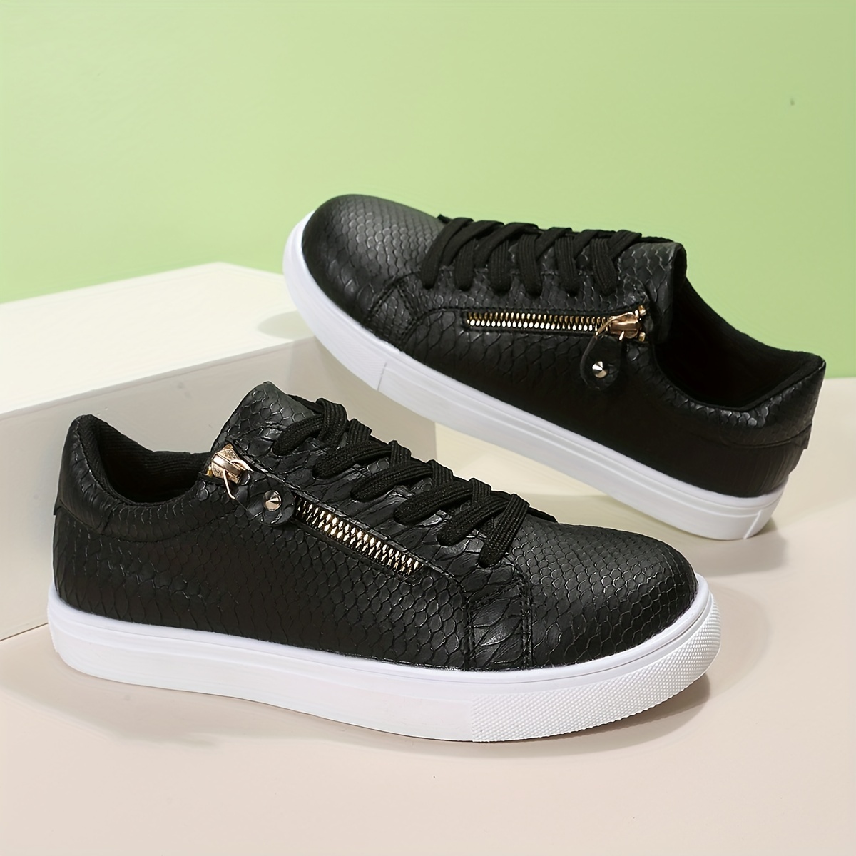 スニーカー   Caius Round Toe Lace-Up Casual Sneakers Amazon.com | Calvin Klein Women's Caius Sneaker, Black/White