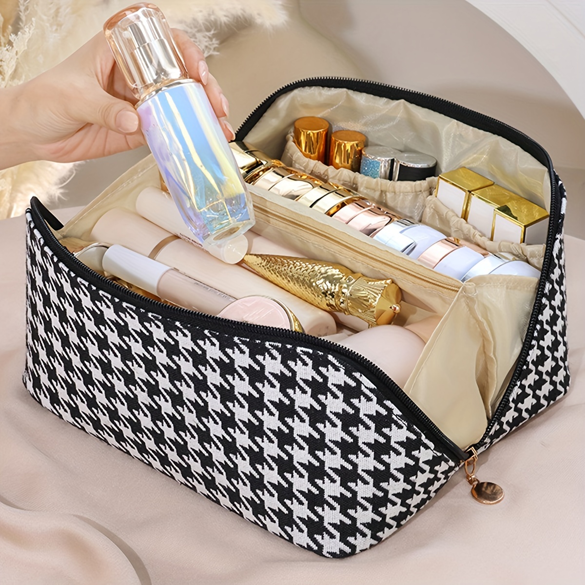 Checkered Makeup Bag, Portable Leather Large Cosmetic Bag, Large Capacity  Travel Cosmetic Bag for Women, Lightweight Design and Waterproof Toiletries