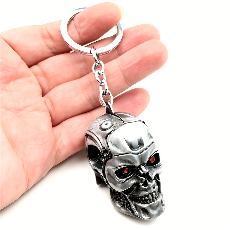 A Terminator Skull Keychain With A Movie And TV Peripheral Personality, Stylish And Versatile, Featuring A Golden Pendant. details 2