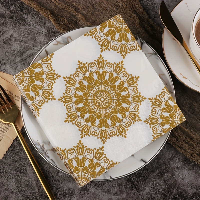 Servilletas de papel decoradas con textura tela, blanco y dorado.
