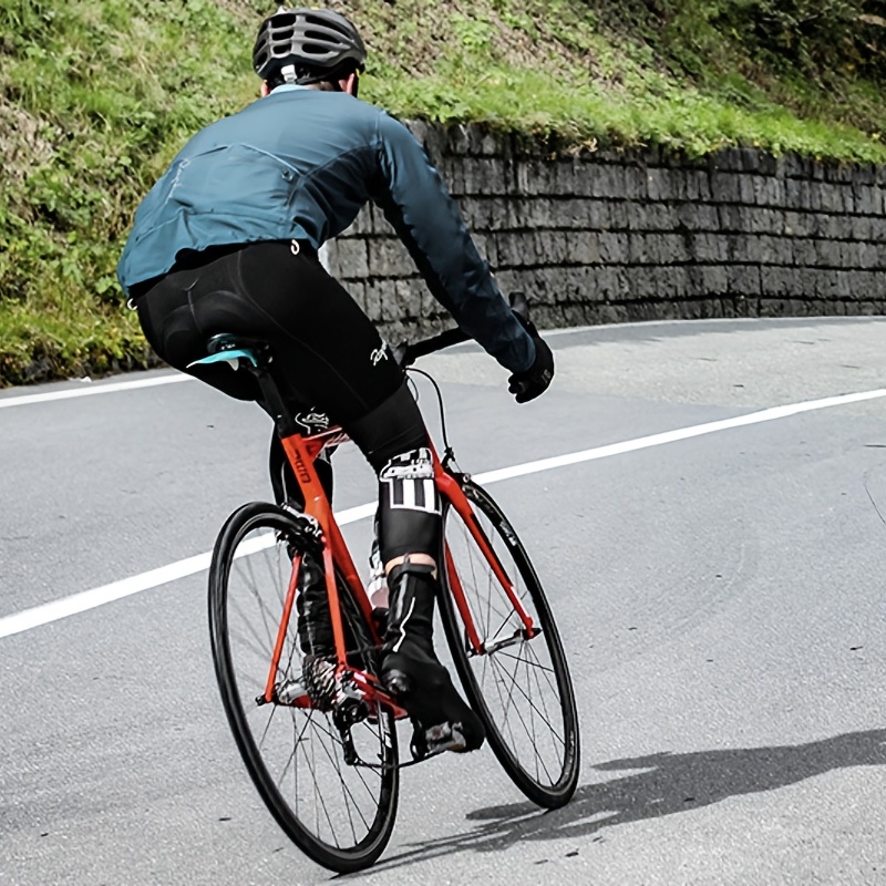 Hombre con guante de casco para seguridad montando una bicicleta