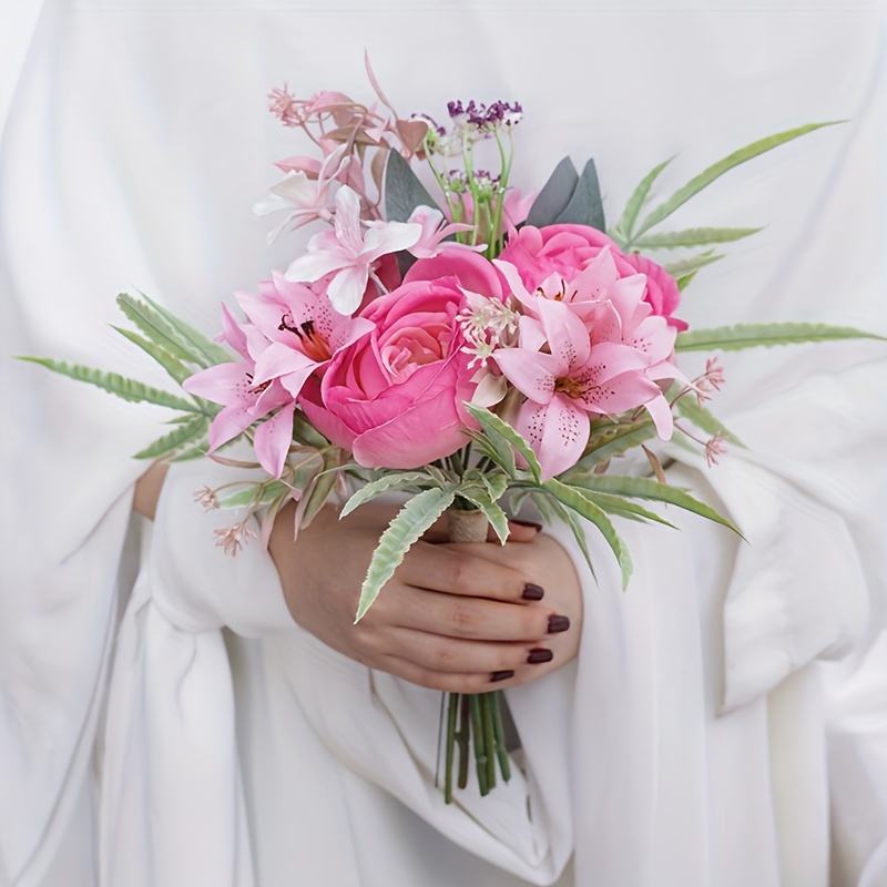 Bouquet Di Finte Rose Artificiali in Un Vaso Appeso Su Una Sedia Di Legno  Con Luce Alata. Immagine Stock - Immagine di interno, regalo: 220913253