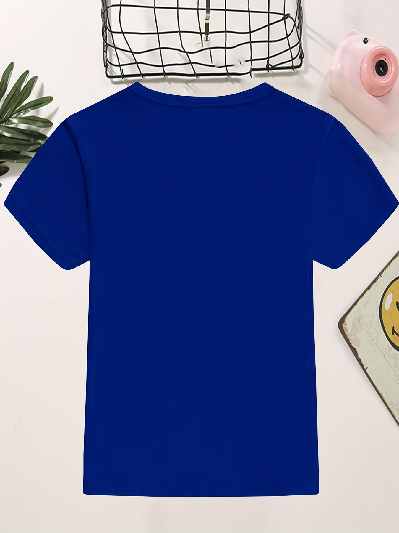 Um desenho de um bebê com uma camisa azul, desenho de bebezinha