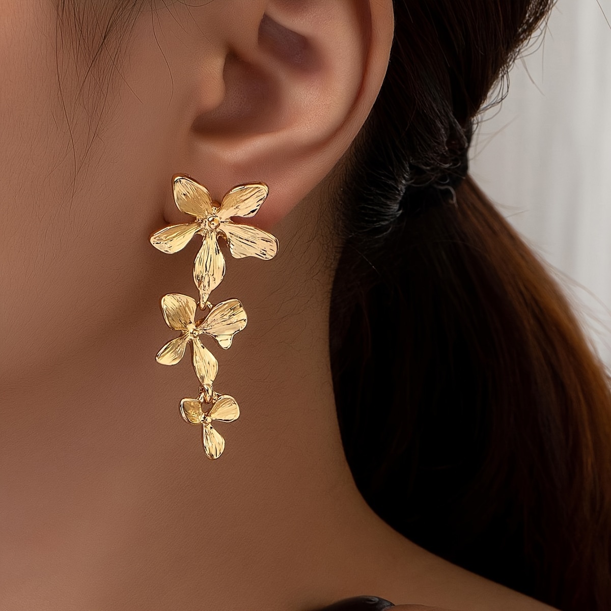 

Exquisite Golden Flower Design Dangle Earrings Elegant Luxury Style Zinc Alloy Jewelry Delicate Female Earrings