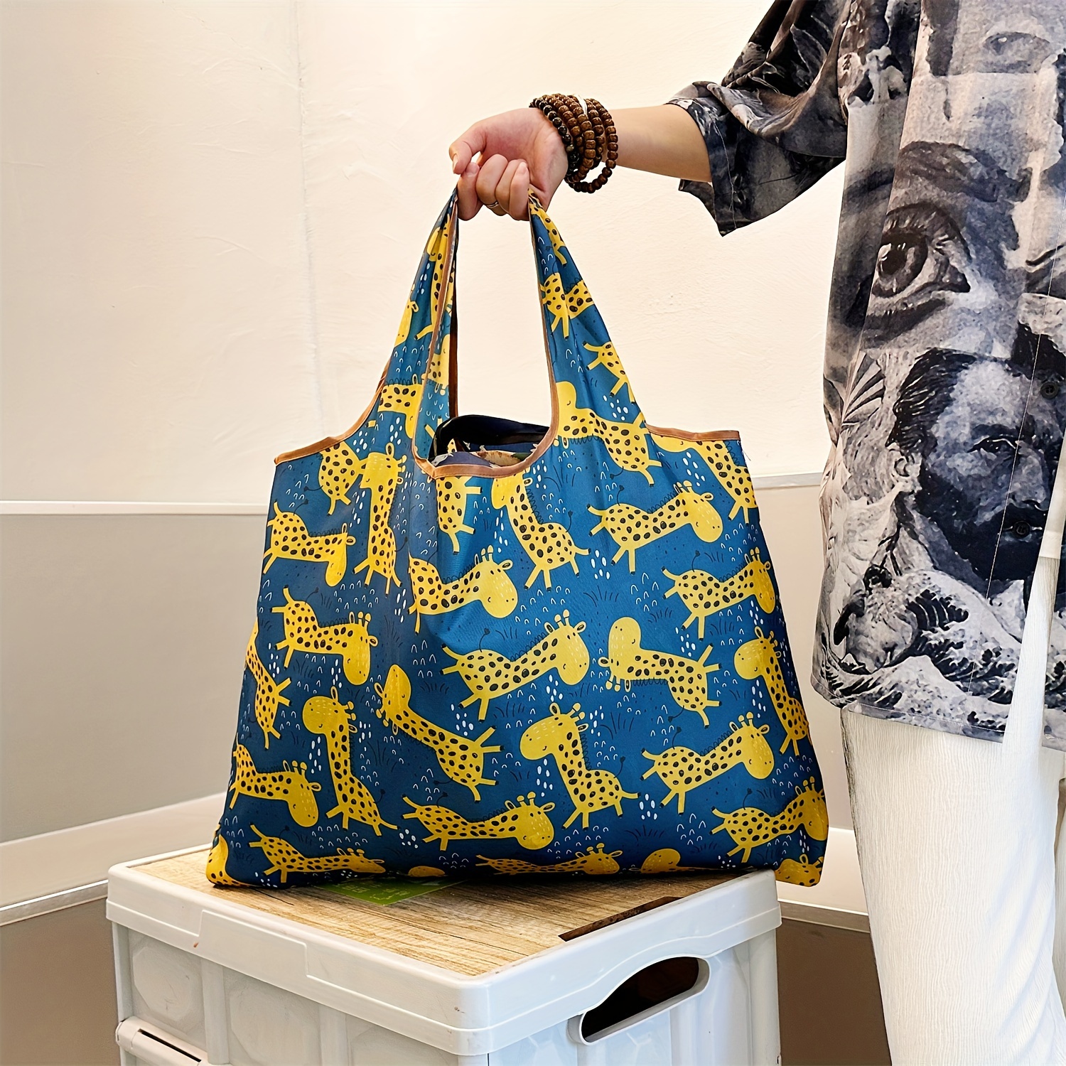 

Large Capacity Portable Shopping Bag, Lightweight Blue Bottom Giraffe Print Pattern Waterproof Large Tote Bag