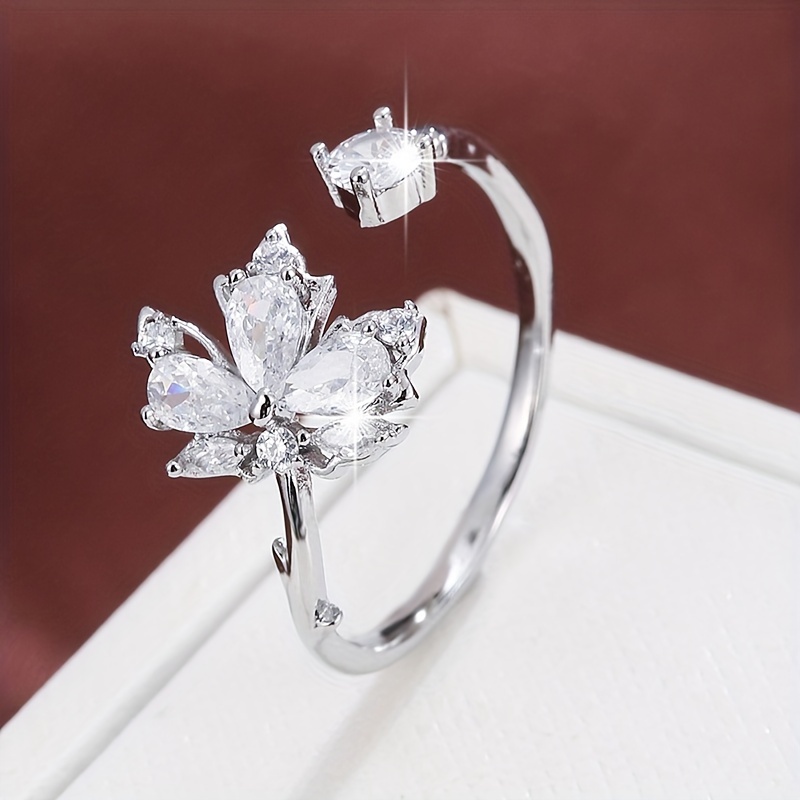 Elegant set of rings for women in a maple leaf design with zirconia.