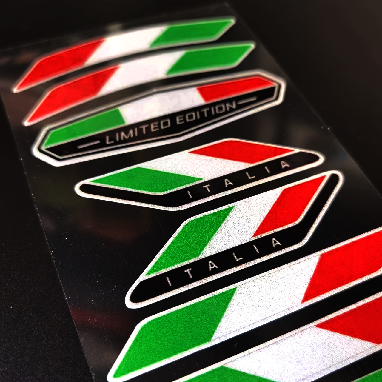 Kaufe 2 Stück DÜNNE Italien-Flaggen-Aufkleber, Emblem, Abzeichen