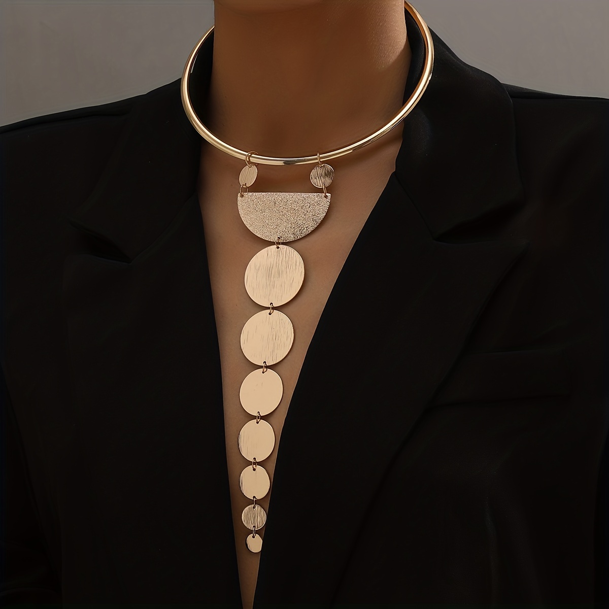 

Golden Glossy Collar Geometric Semi-circle Round Stitching Pendant Necklace Women's Exaggerated Creative Banquet Party Matching Jewelry