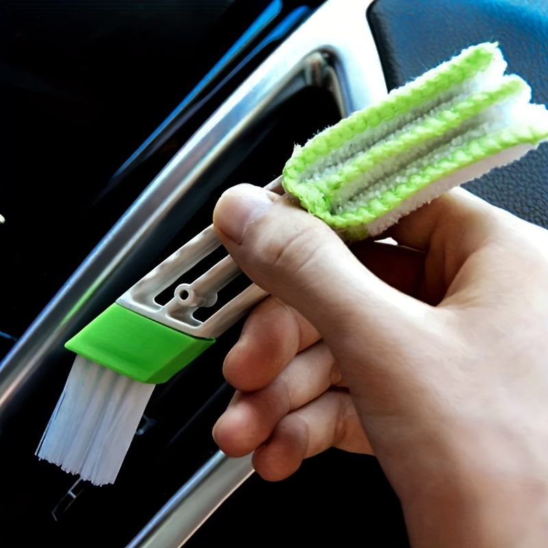 Nettoyage intérieur voiture brosse douce sortie tableau bord