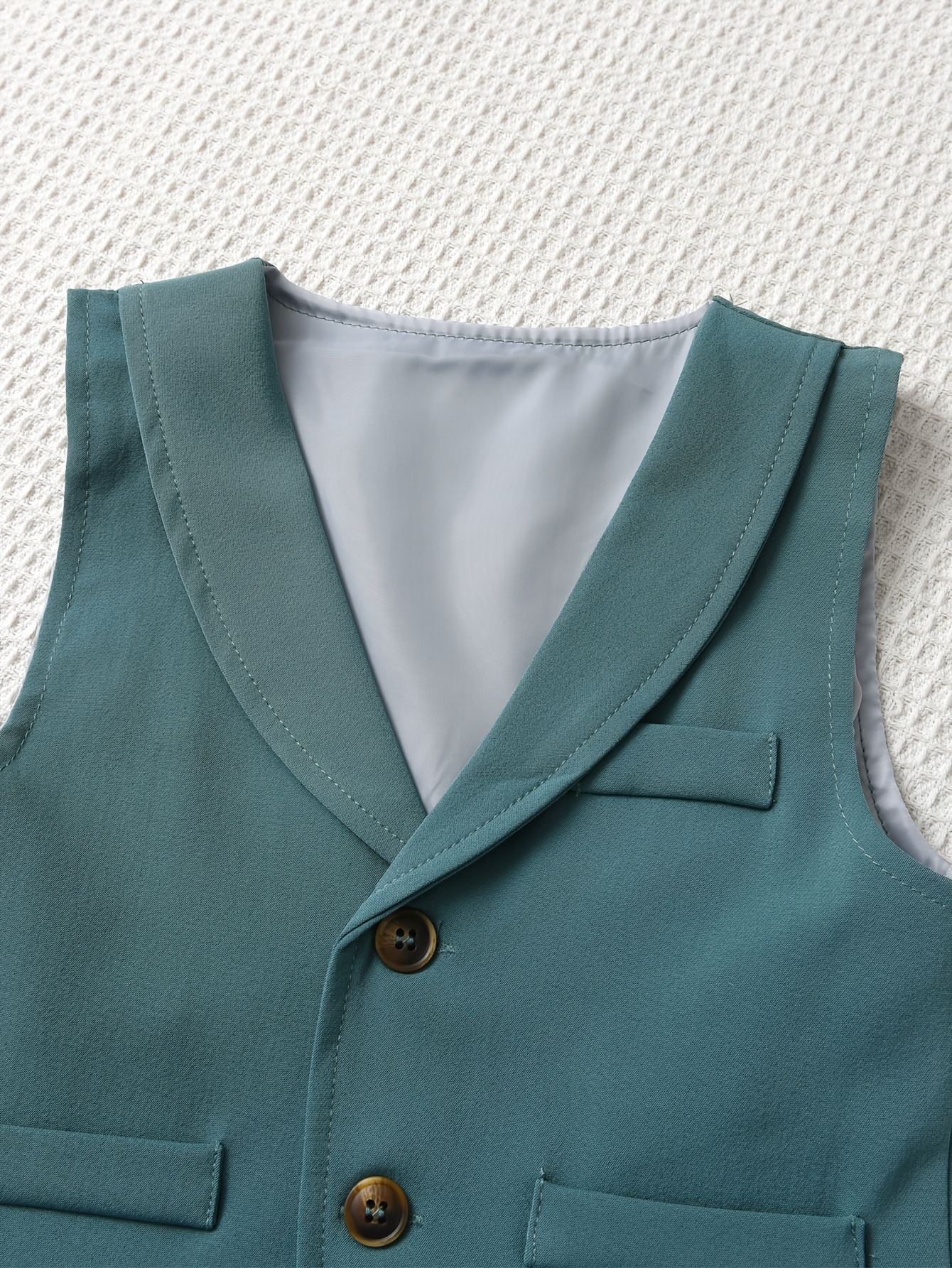 Conjunto de corbatín y chaleco de vestir para niño de color azul real sólido