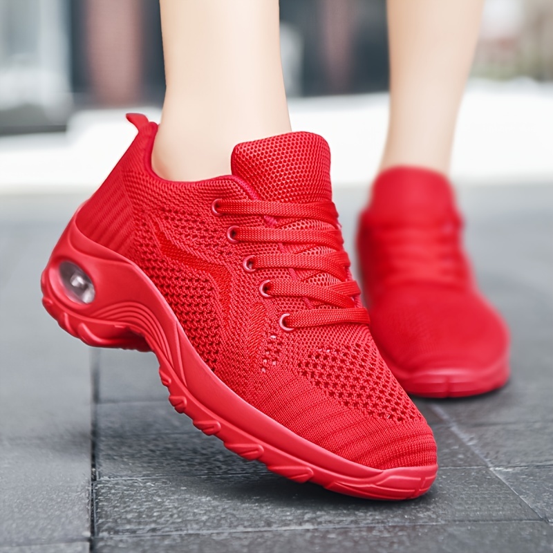 Zapatillas de correr: mujer que ata los cordones de los zapatos, un  corredor deportivo que se prepara para correr en el jardín.