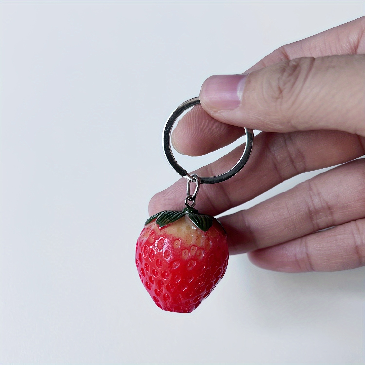 AVLUZ Kunstobst-Schlüsselanhänger, lebensechter Obst-Schlüsselanhänger,  Rucksack-Anhänger, stilvoller Schlüsselanhänger for Männer und Frauen,  Geburtstagsgeschenke (Color : Strawberry, Size : 1) : : Fashion