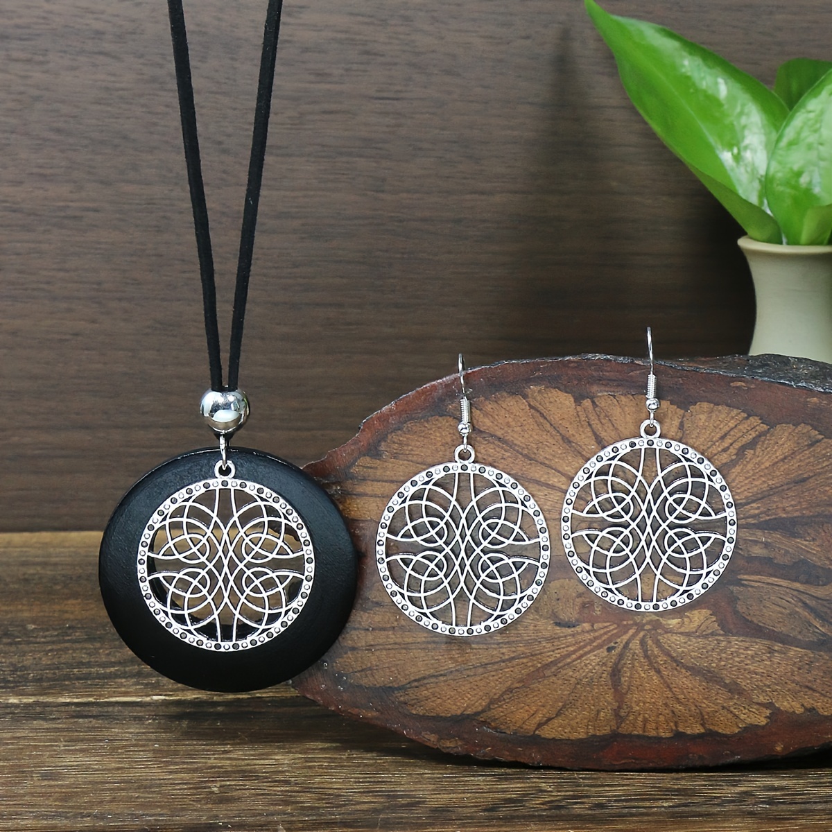 

-chic 3pcs Jewelry Set For Women - Vintage Silvery Hollow Mesh Earrings & Black Wooden Pendant Necklace, Casual Attire