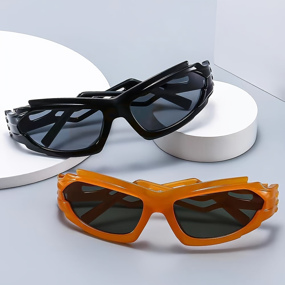 Lentes futuristas y deportivos: la tendencia que se lleva de noche y día