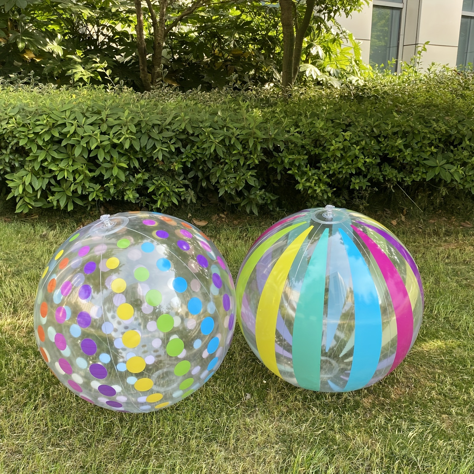 Le Gros Ballon De Plage Coloré Gonflable De Jouets a Décrit Et