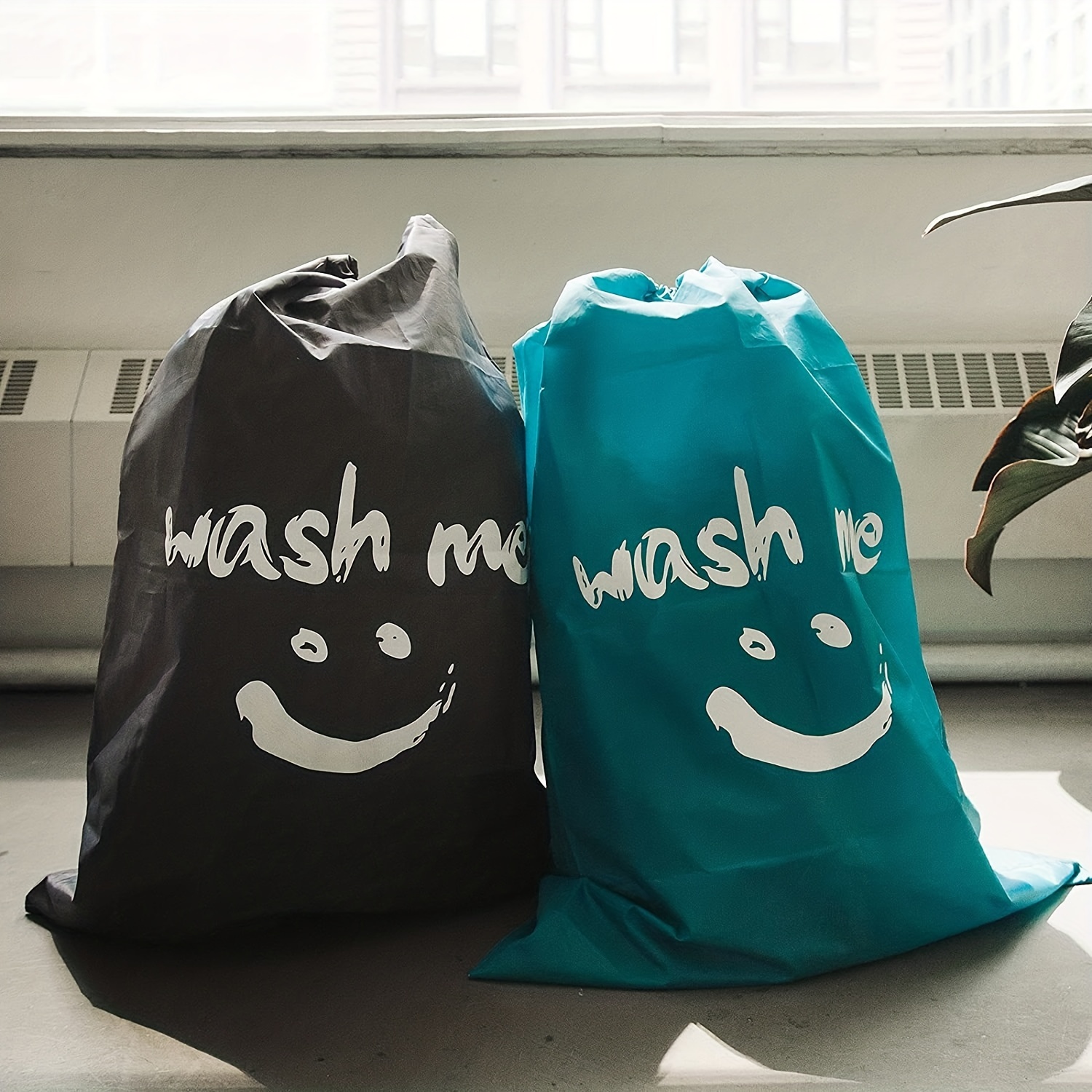 Paquete de 2 bolsas de lavandería de viaje XL Wash Me, organizador de ropa  sucia lavable a máquina, lo suficientemente grande como para contener 4  cargas de ropa sucia, fácil de colocar