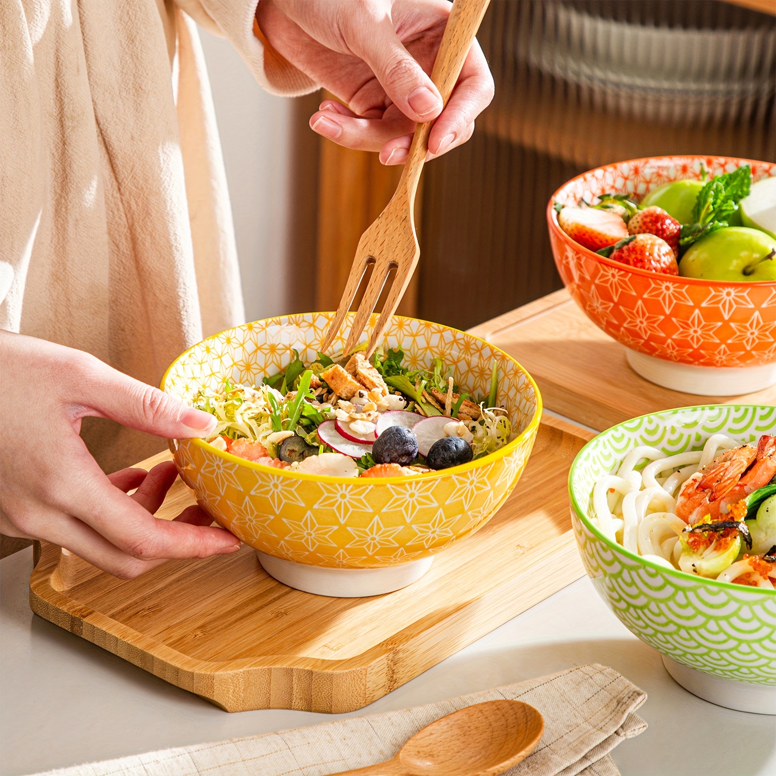 Una mesa de cocina con cuencos de comida que incluyen arroz, tomates y  otros ingredientes.