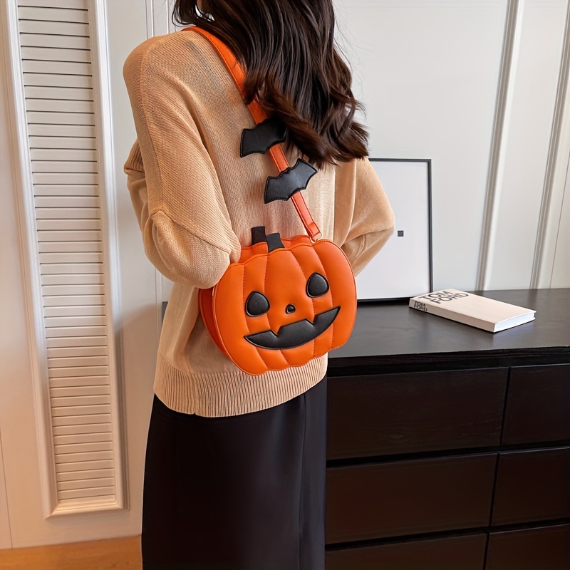 Todos los detalles del bolso viral con calabazas que da la vuelta al mundo