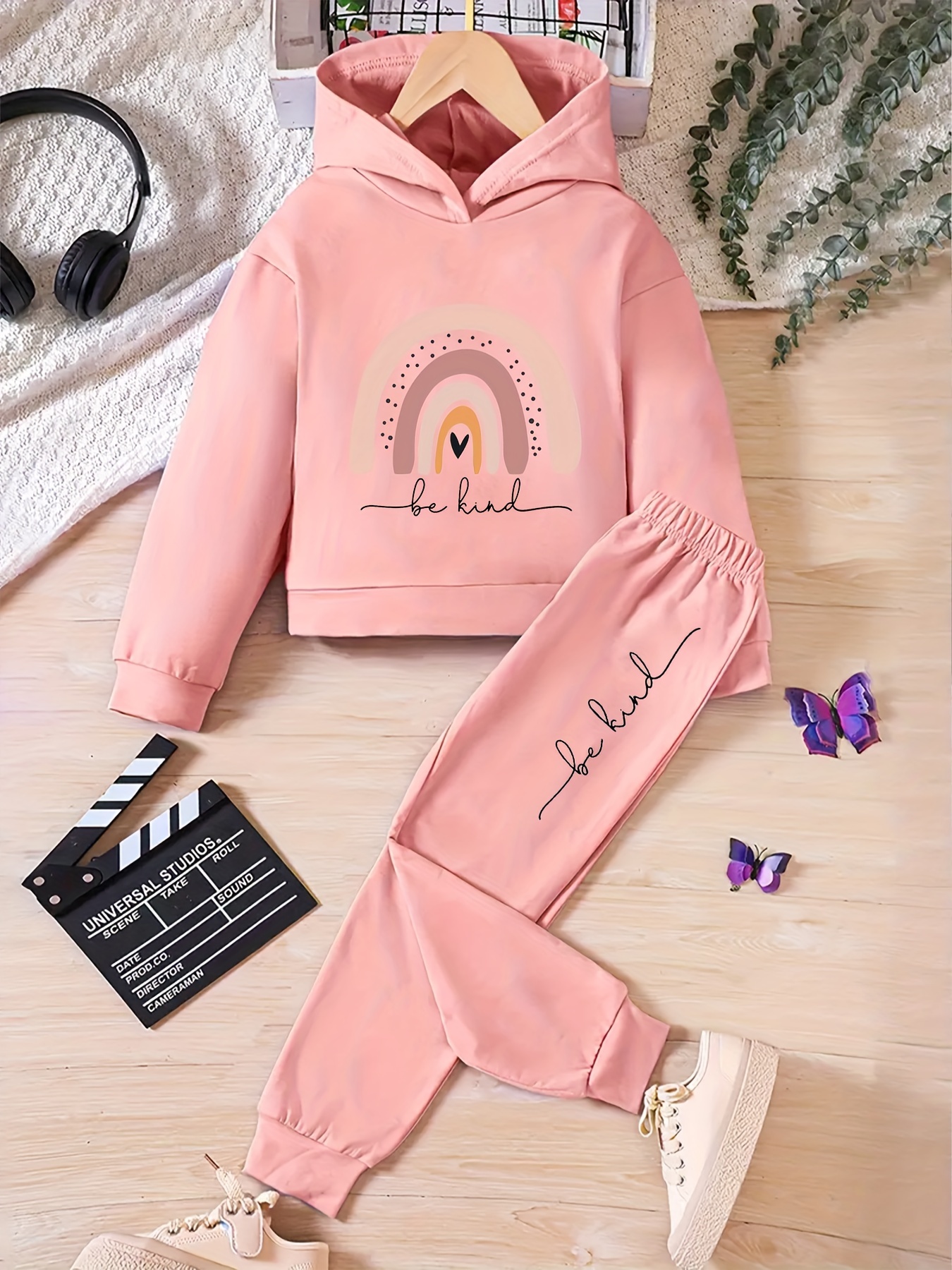 Young Girl Hoodie And Sweatpants Set With Printed Pattern