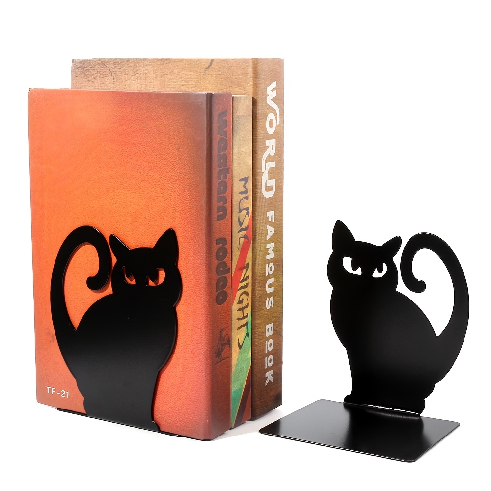 Sujetalibros en forma de gato con libros y decoración diferente en