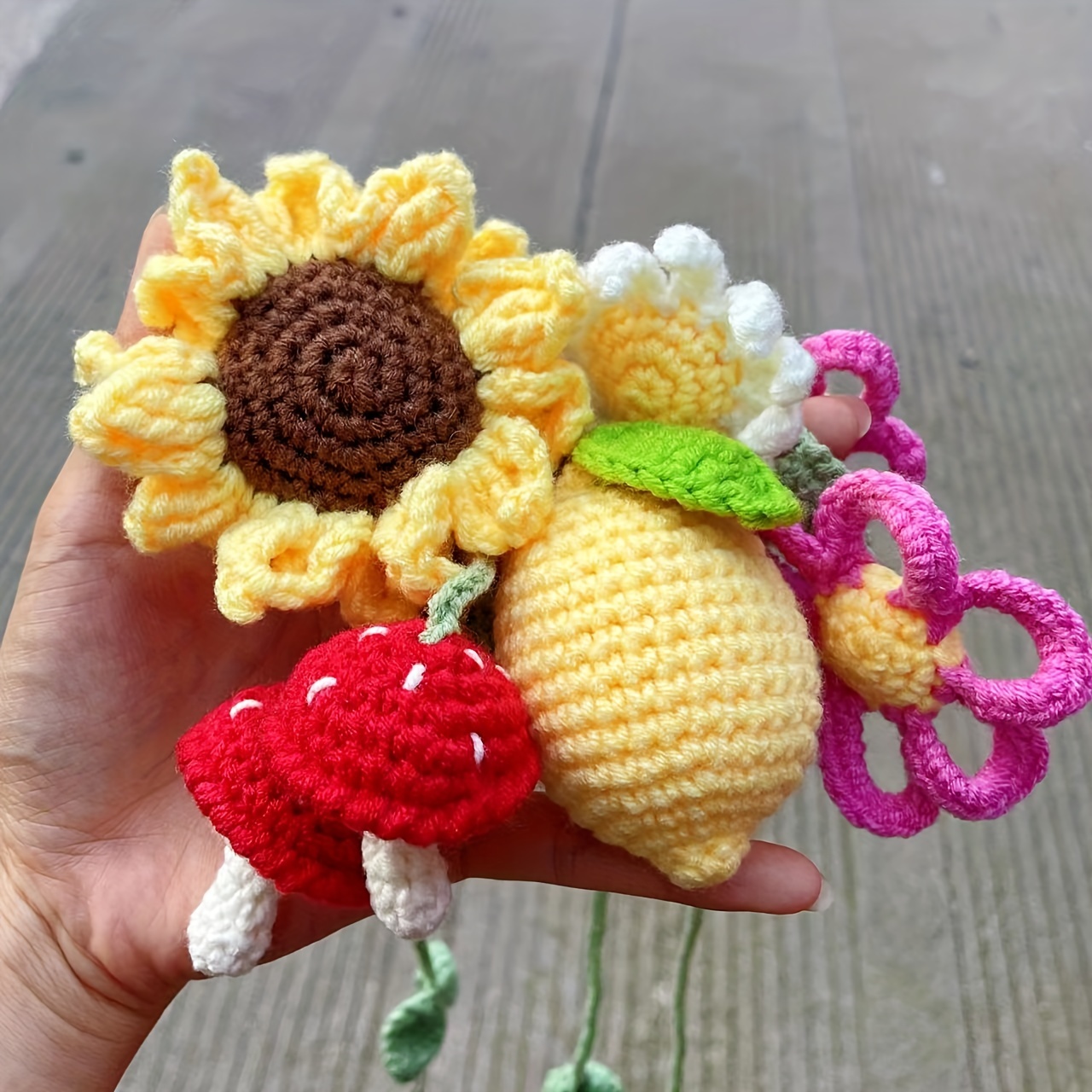 Vansolinne Frog Car Accessories Cute Rear View Mirror Hanging Mushroom  Green Crochet Daisy Car Stuff Charm Ornament Pendant Knitted Interior  Decoration Aesthetic Decor Gift : : Automotive