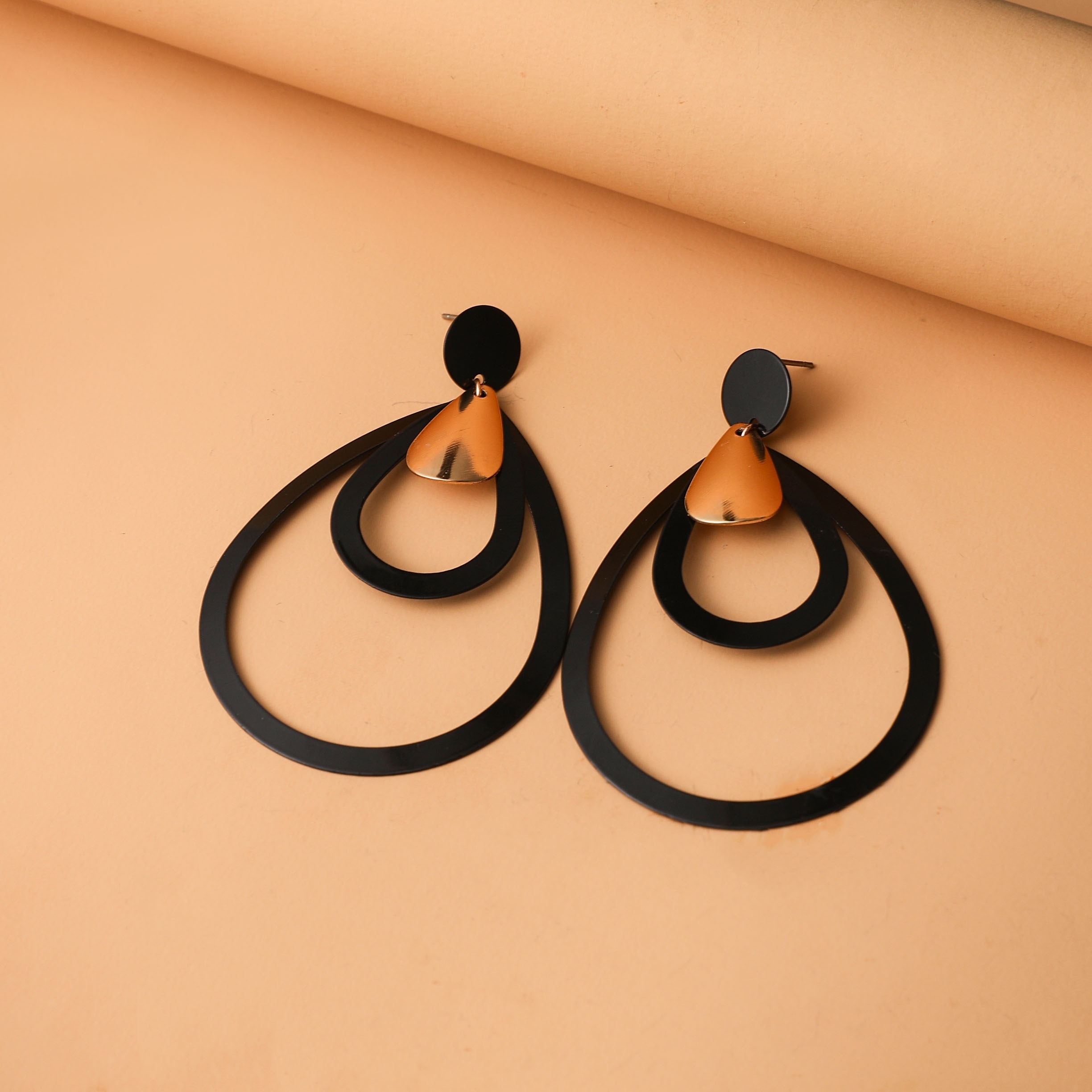 2pcs Men's Contrasting Stud Earrings