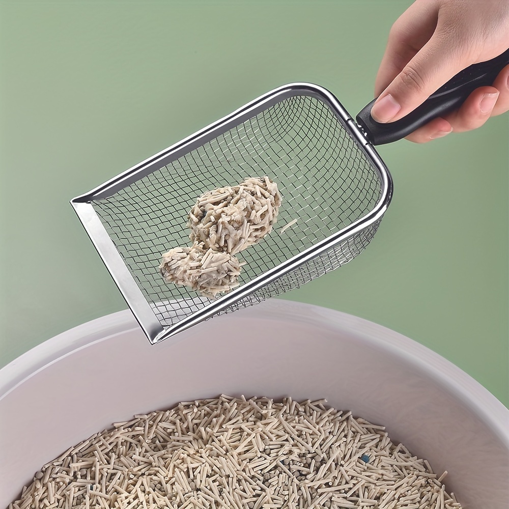 Litter box outlet strainer