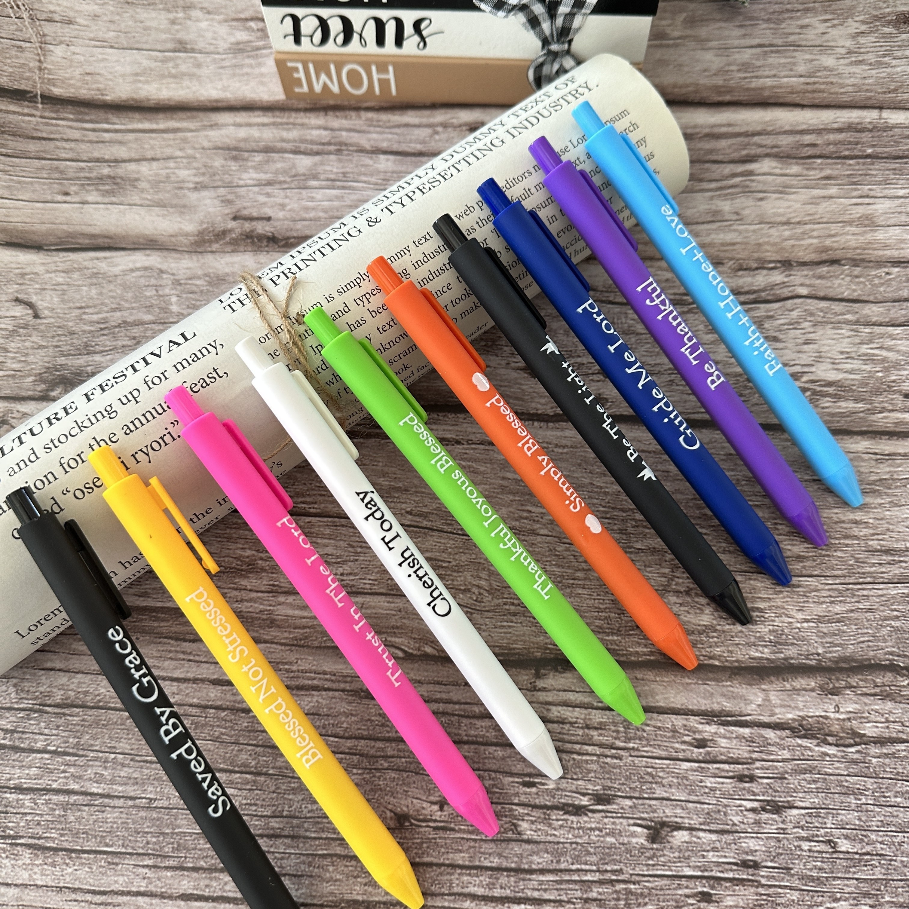 Black gel pens in macaron color with a 0.5mm point are available as writing  supplies for students' desks.