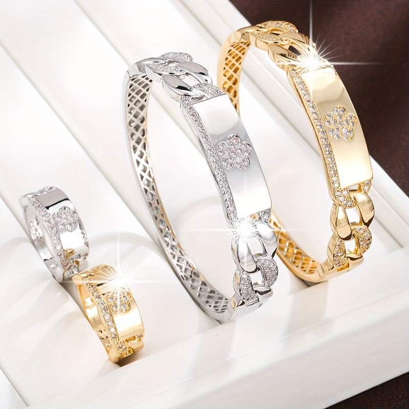 

A Trendy Chain Strap Design Set With A Clover-shaped Zirconia Bracelet And Ring.