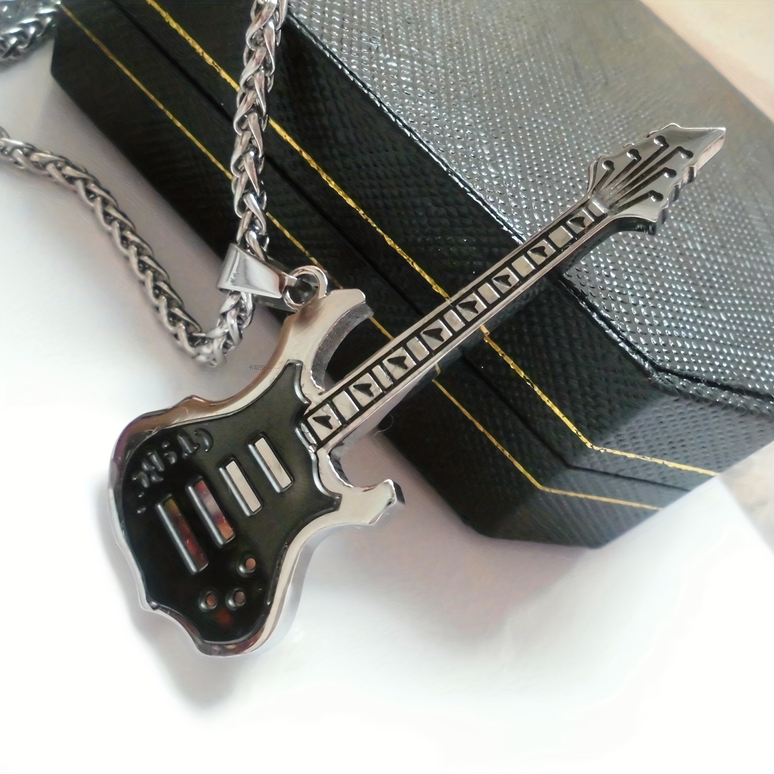 Music Band Judas Priest Necklace razor blade shape Pendant Fashion link  chain Necklaces Friendship Gift Jewelry Accessories