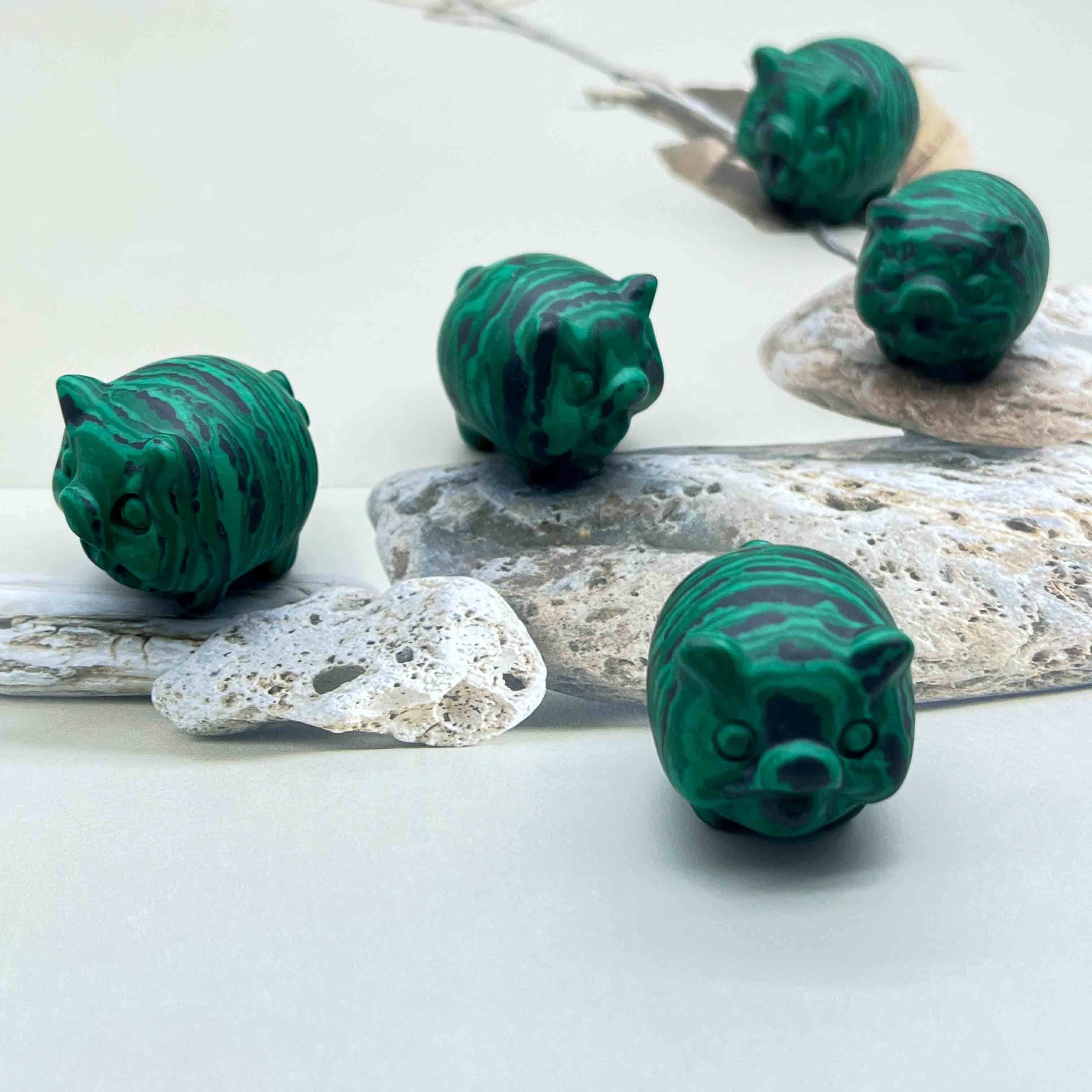 本翡翠 天然材ぶたの彫刻^ ^^ ^^ おもく ^