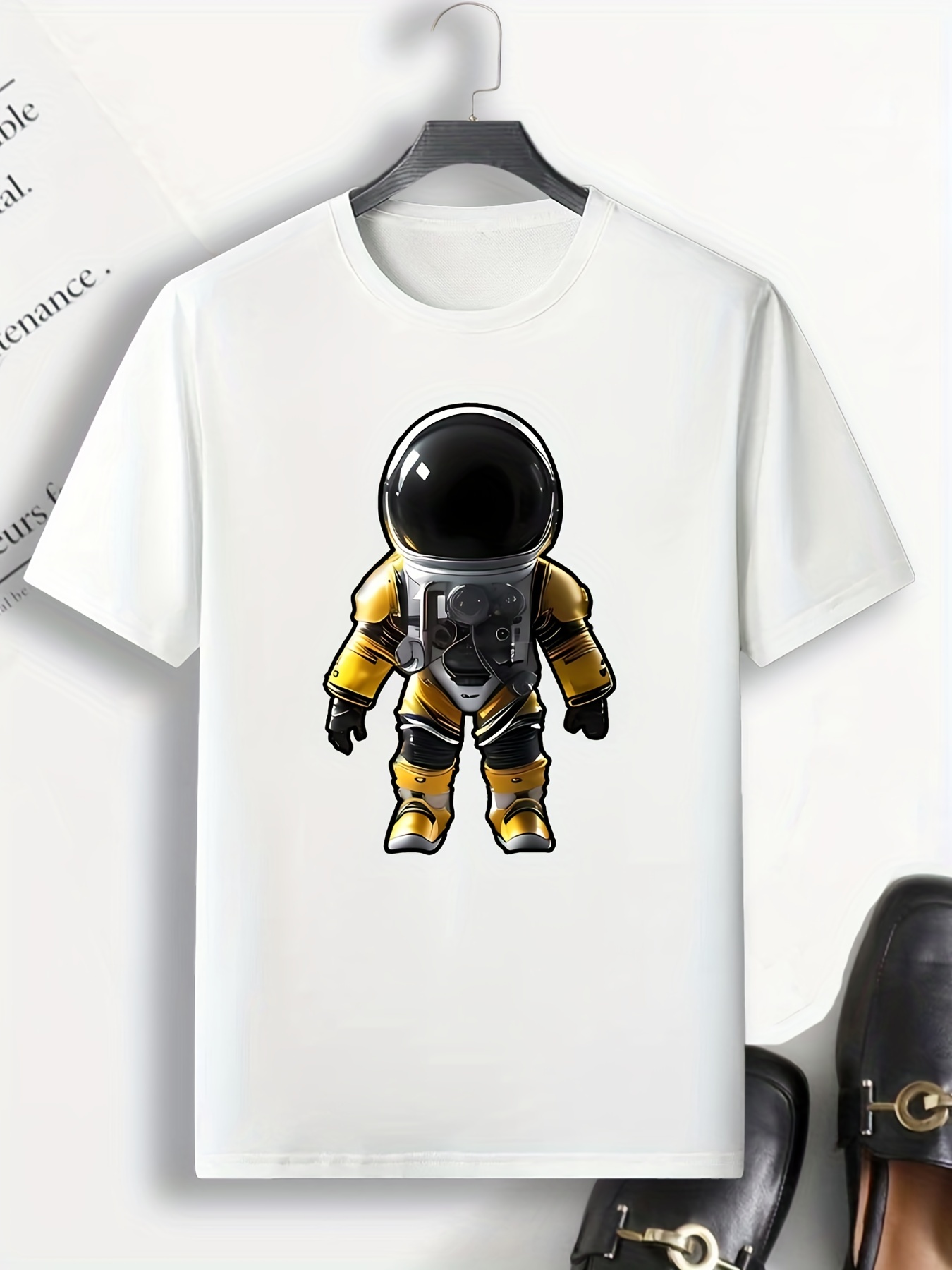 Immagini Stock - Design Di Una Maglietta Con Un Astronauta Uomo In Un  Costume Da Astronauta, Stampa Colorata Del Ritratto Di Un Astronauta In  Stile Cartone Animato Su Sfondo Scuro, Illustrazione Generata