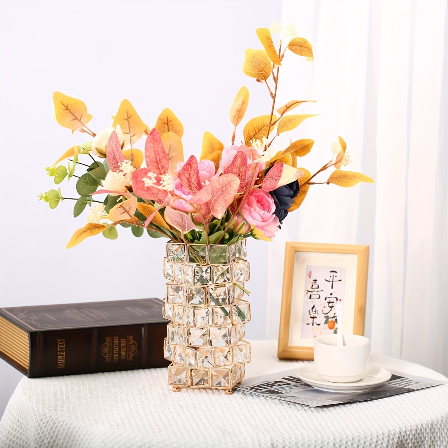 Jarrones y flores decorativas con concepto de decoración interior