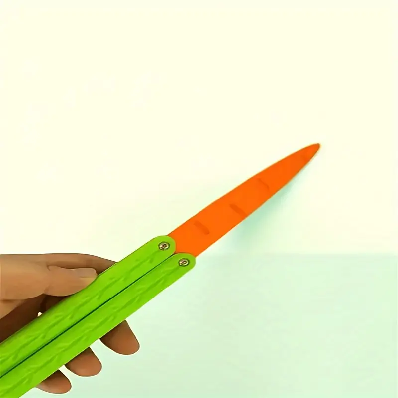 LIYYA 3D Gravity Knife Radish Knife Fidget Toys, 2023 New Morphing Push  Cards Small Toys, Party Toys Gifts for Boys and Girls (Color : 2pcs Green)