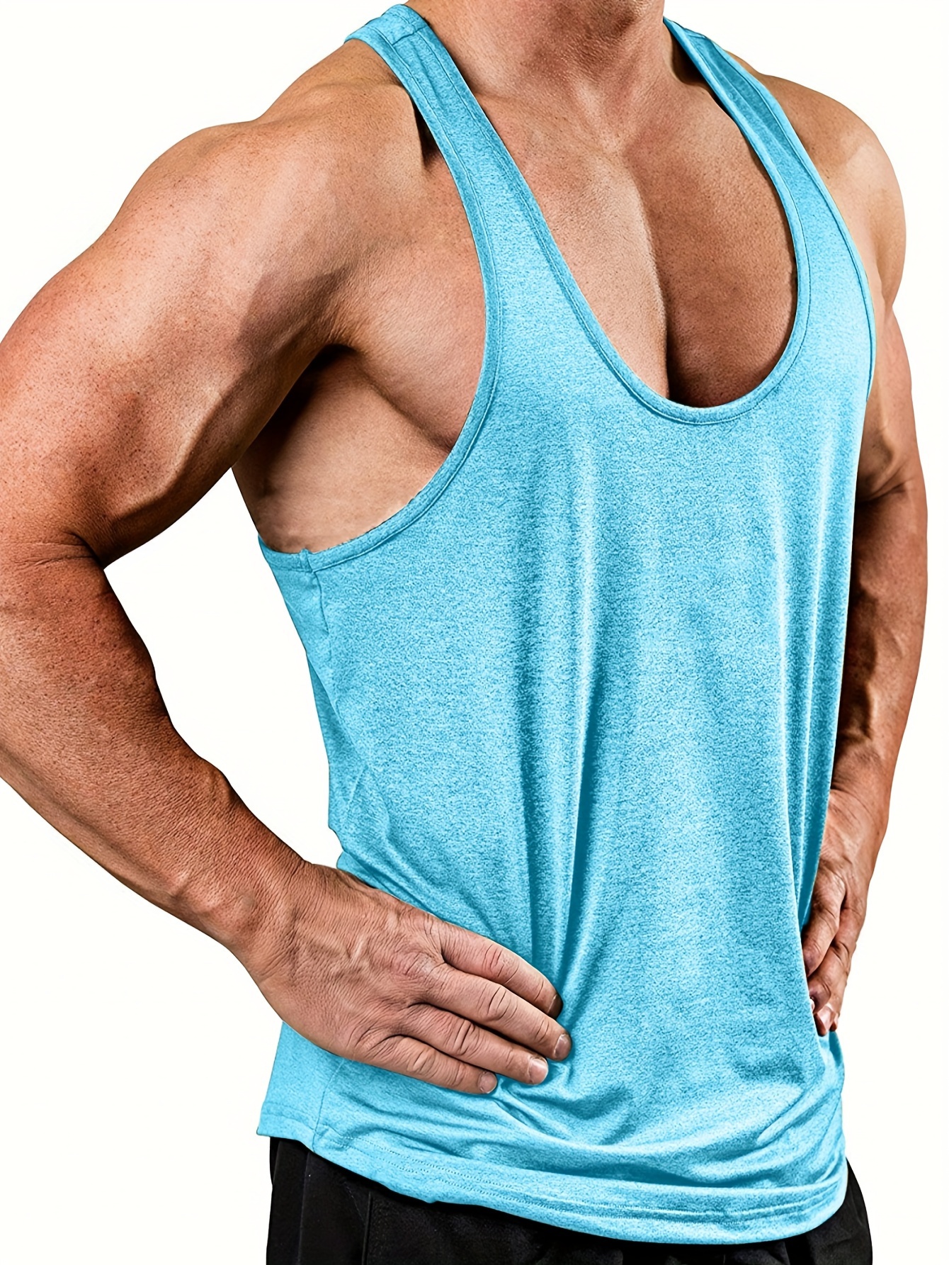 Un hombre en una camiseta sin mangas con la palabra gimnasio.