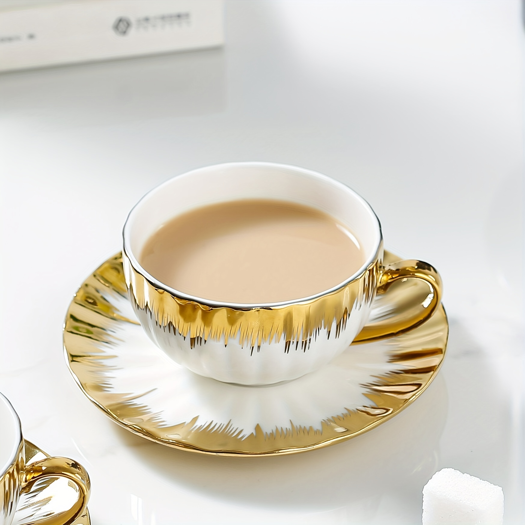 Elegante juego de cafe taza y plato en relieve y reflejos dorados