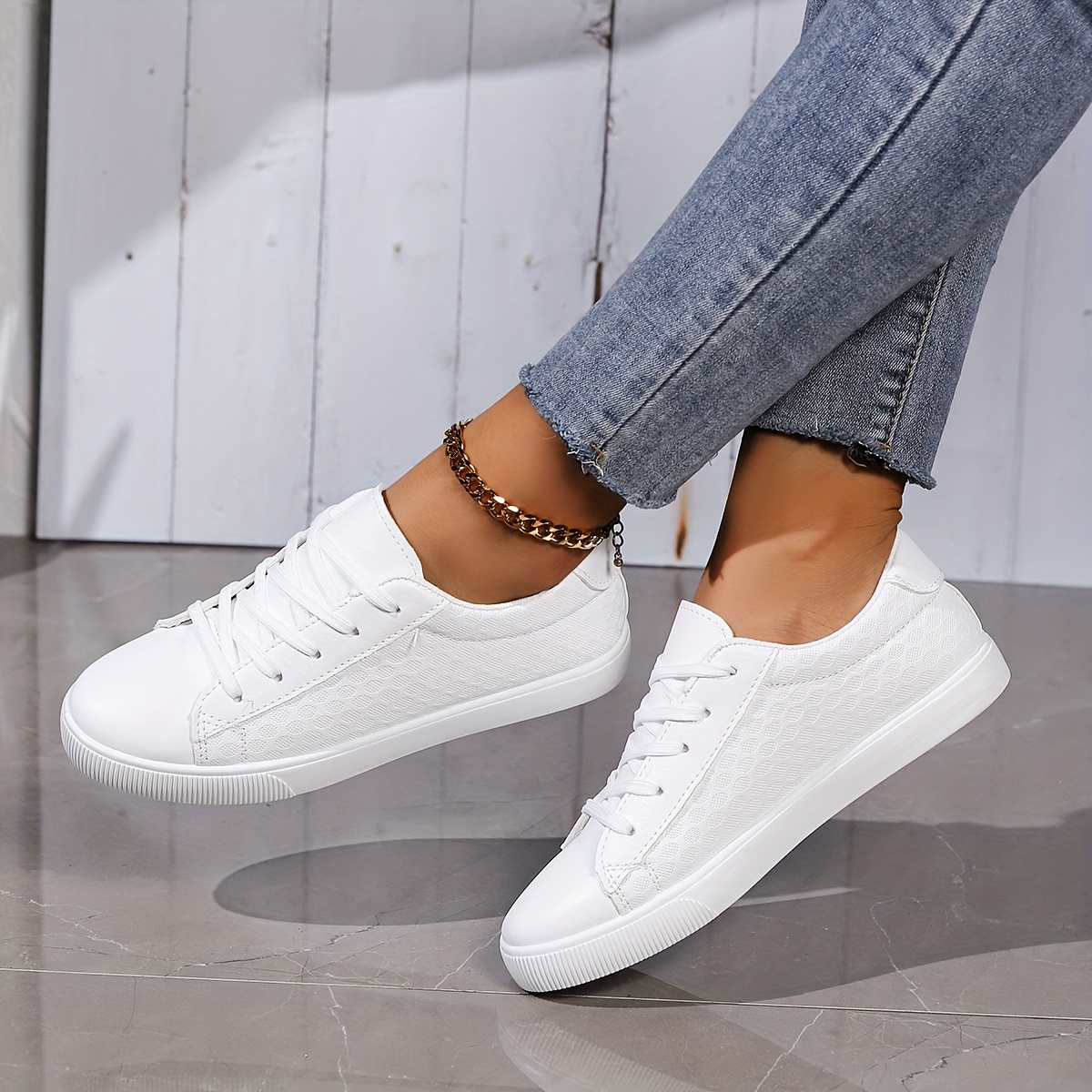 Diez zapatillas blancas para mujer que combinan con todo