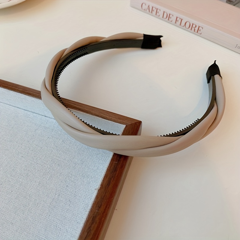 Flore leather hair accessory